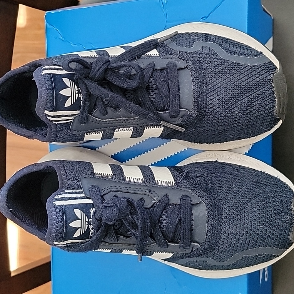 Tennis shoes
